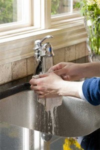 Dishcloth under running water - mindful eating